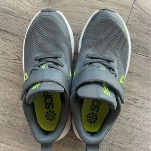 NEW Boys Nike shoes size 11